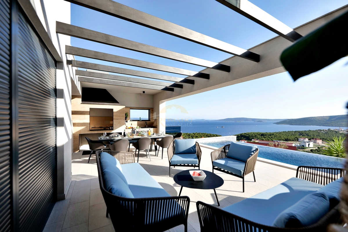 Villa esclusiva a Seget Gornji in un ambiente tranquillo e silenzioso con una splendida vista panoramica